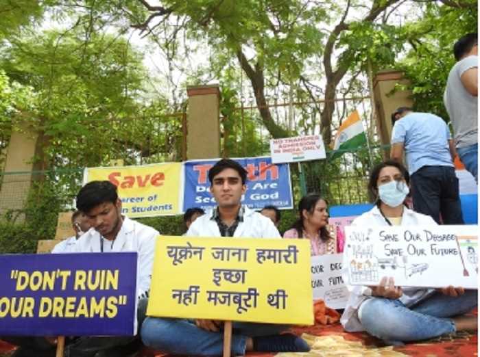 यूक्रेन से लौटे मेडिकल छात्रों, परिजनों ने अनशन शुरू किया, आत्मदाह की चेतावनी दी